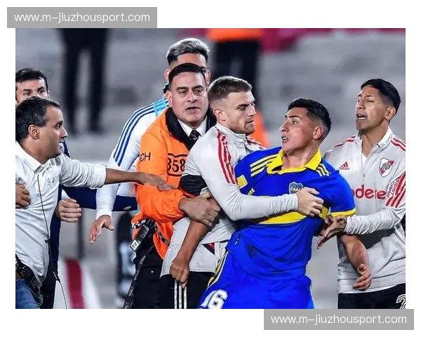 羊城德比：红蓝之争下的足球圣经，这一张球票承载了多少广州人的狂热梦？